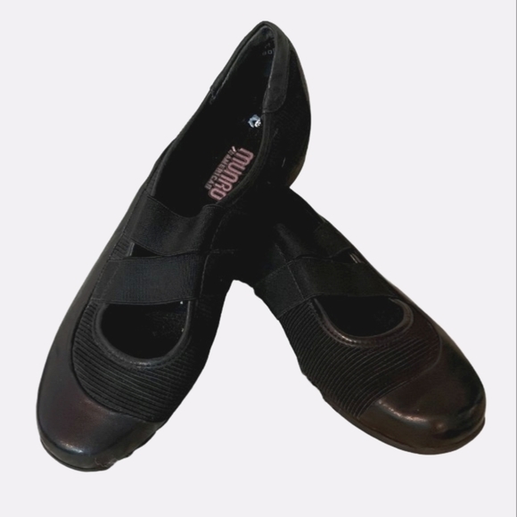 Munro Shoes - Tess by Munro - Women's flats Black on Black Size 7.5